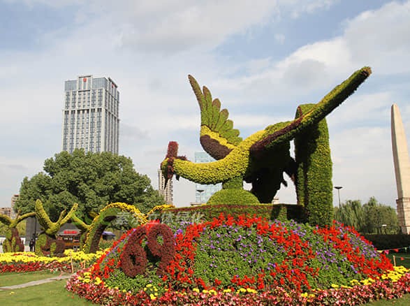 杭州余杭國(guó)慶主題綠雕“百鳥(niǎo)朝鳳”