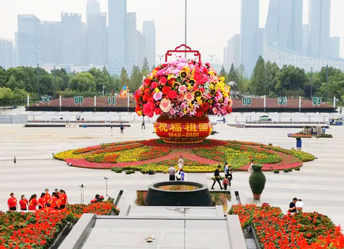 國慶立體花壇合肥市政府大樓國旗廣場”普天同慶，盛世華章“01-合肥林園合肥市林業(yè)和園林局官方微信.jpg